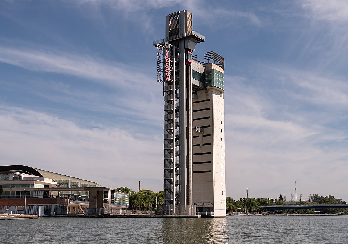 Vistas de la Torre Schindler desde el río Guadalquivir