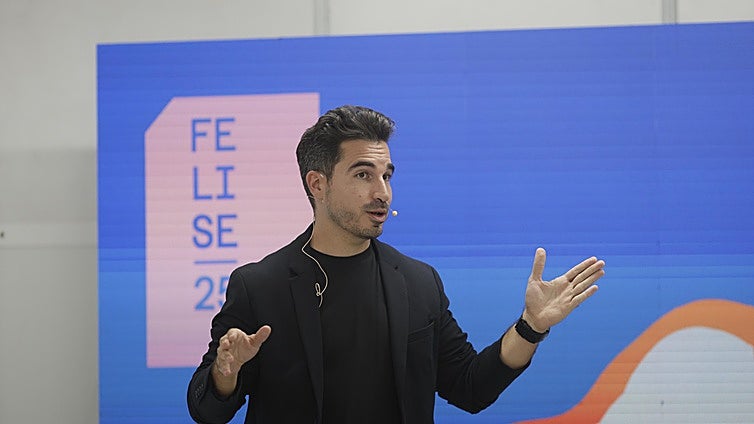 Javier Castillo enciende Sevilla con 'El susurro del fuego', su novela más emocional y la primera ambientada en España