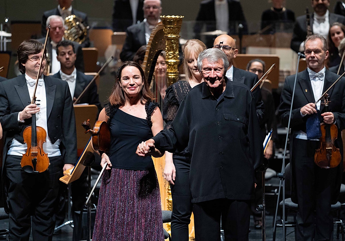 La violista francesa Lise Berthaud y el director honorario de la ROSS, Michel Plasson.