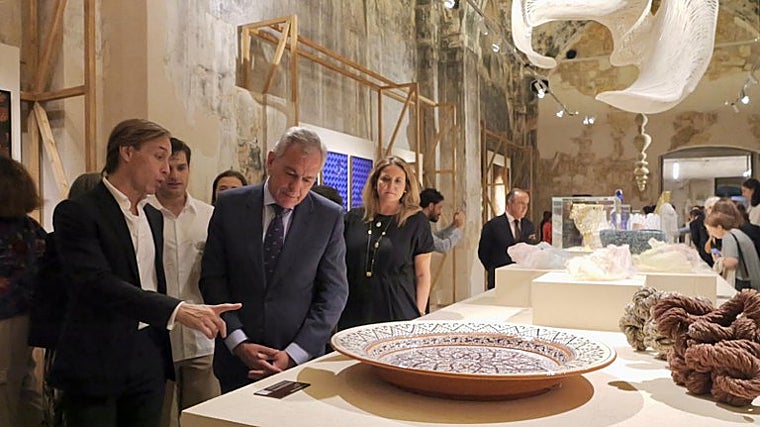 El alcalde de Sevilla, José Luis Sanz, fue el encargado de inaugurar esta muestra que se encuentra en la Fábrica de Artillería