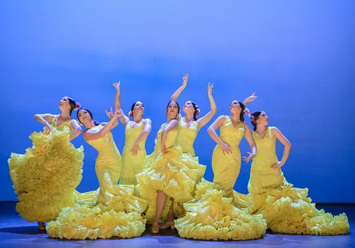 Estampa por cantiñas interpretada con bata de cola del Ballet Flamenco de Andalucia