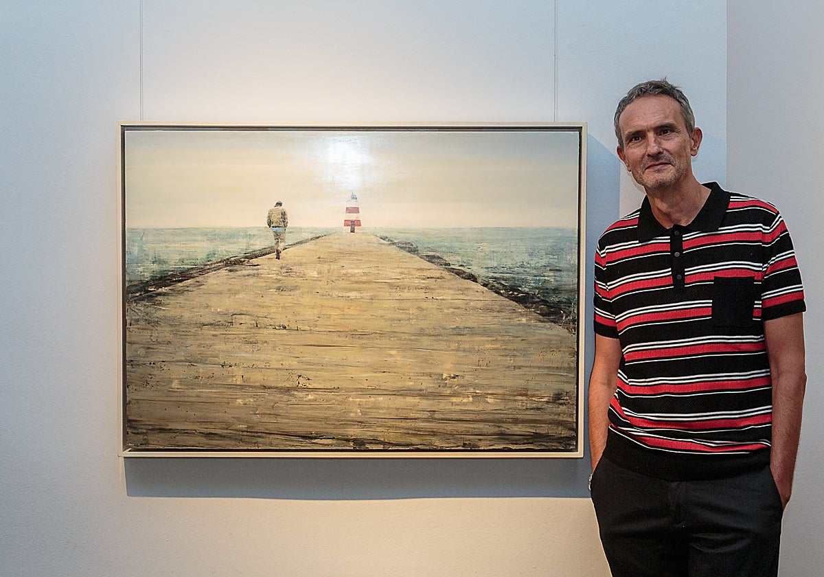 Juan Luque, un pintor que tiene en los faros de medio mundo, buena parte de su inspiración, ante sus obras en la galería Haurie