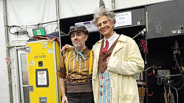 Os membros espanhóis do Curios são o músico Bruno Esteban Pitarch e o ator David Call.