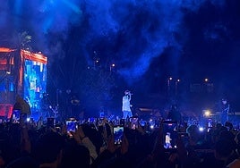 Anuel AA cantando en Sevilla