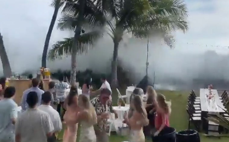 Dos olas gigantes irrumpen en una boda en Hawaii