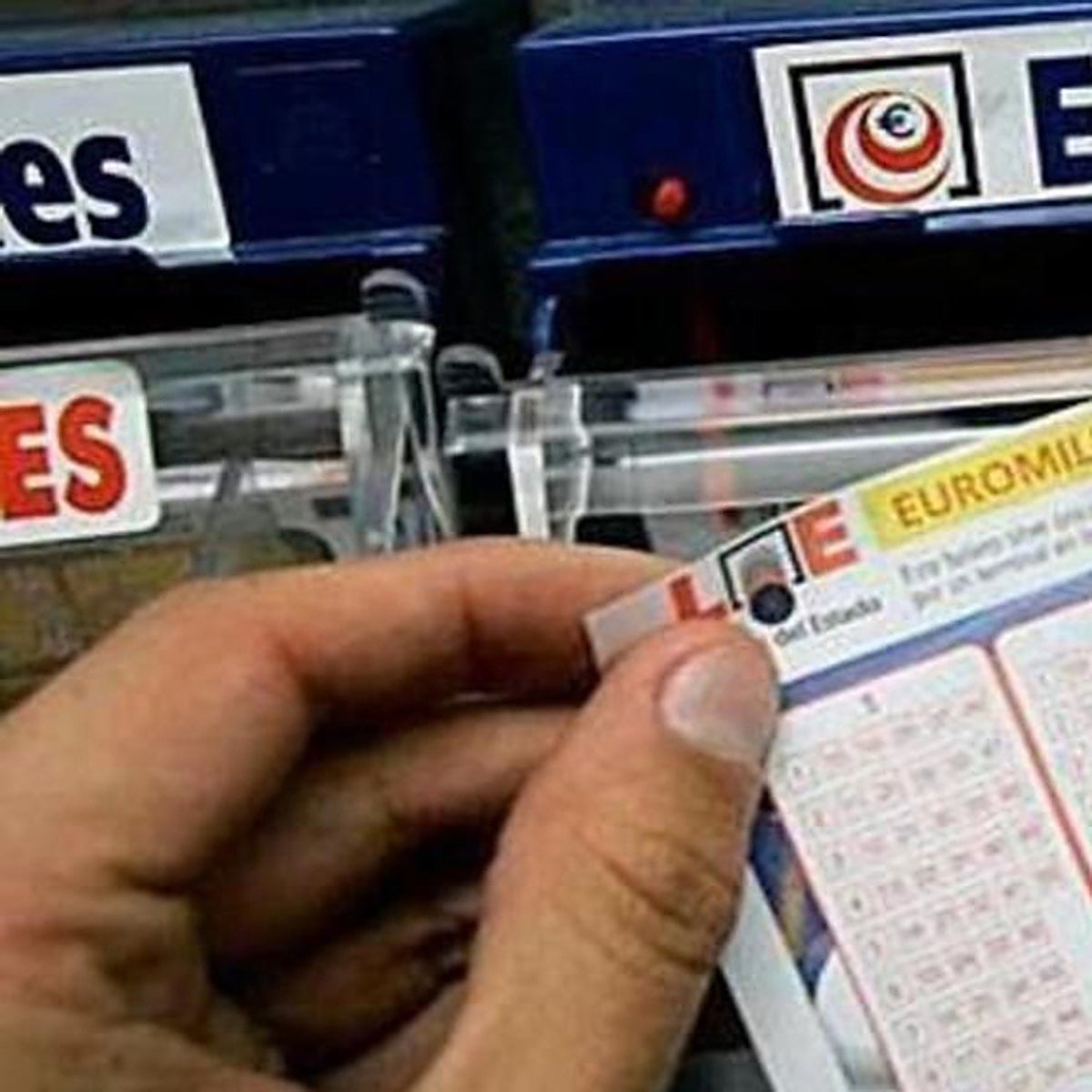 Le tocaron 100.000 euros en la lotería, compró tres boletos más para celebrar su premio y ganó otros 300.000 el mismo día
