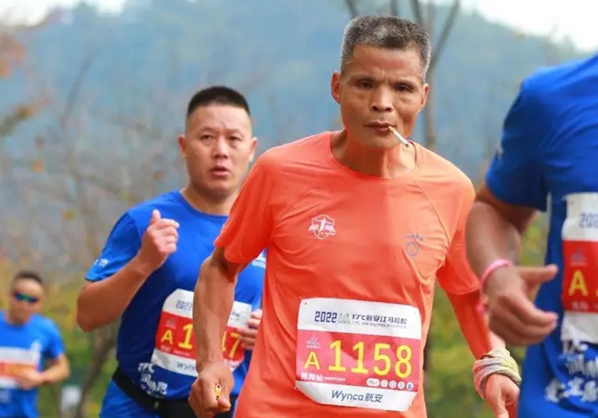 Un hombre termina un maratón tras haber estado fumando sin parar durante todo el recorrido