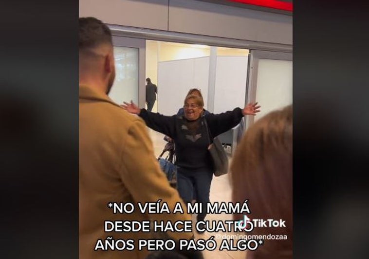 Acude a buscar a su madre al aeropuerto después de cuatro años sin verse y acaba abrazando a otra mujer