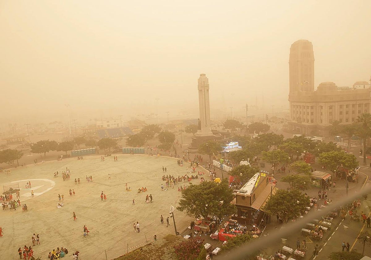 La ciudad de Santa Cruz de Tenerife, en un día de calima