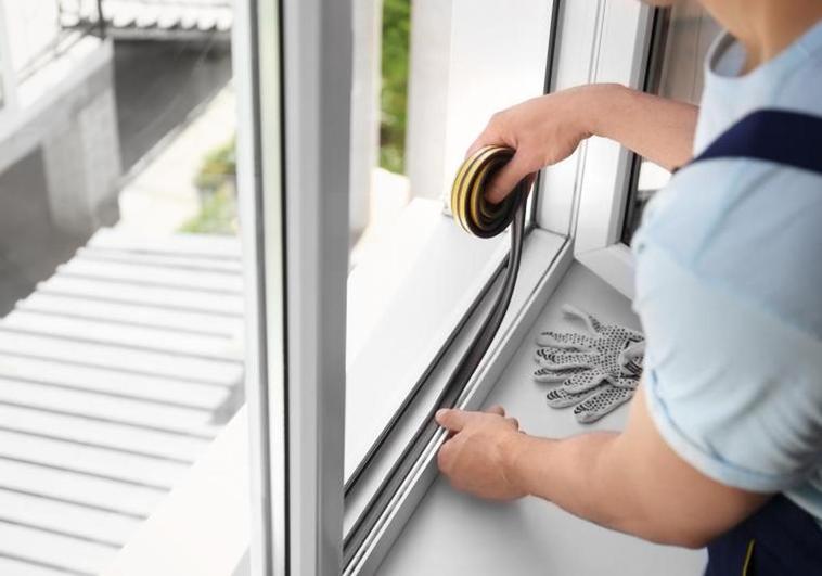 El truco para que no se escape el calor por las ventanas y aislarlas de forma efectiva