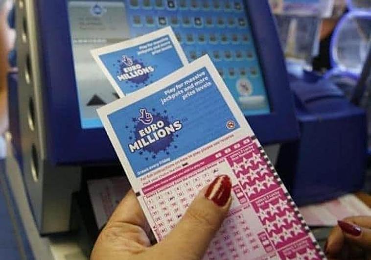 Se entera de que tiene un Euromillón premiado cuando va a lavar su coche a fondo meses después del sorteo