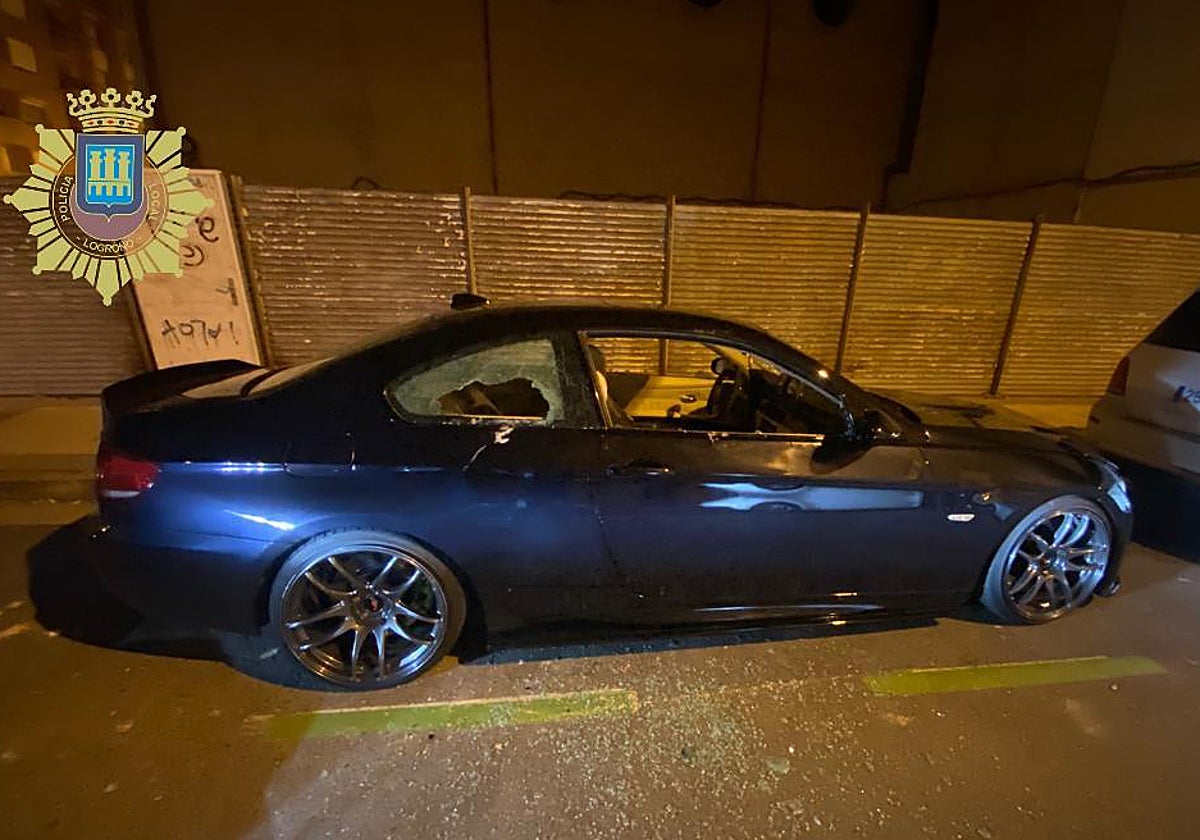 Imagen del BMW aparcado tras los golpes propinados por el padre
