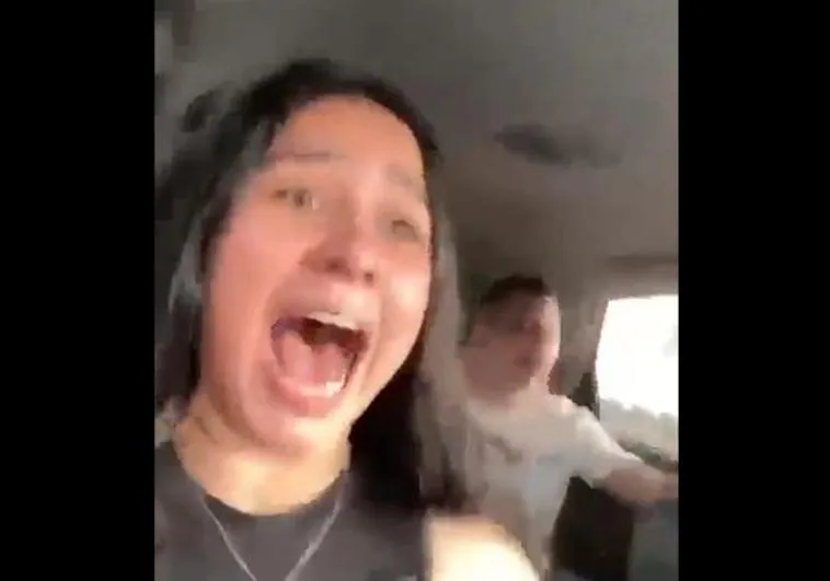 Se graban cantando en el coche mientras conducen y acaban teniendo un accidente