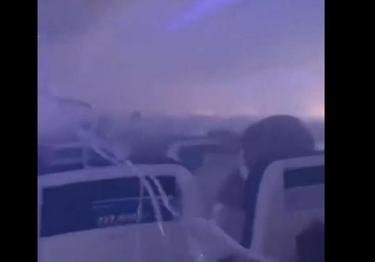 Un avión aterriza de emergencia tras chocar con unos pájaros e incendiarse la cabina