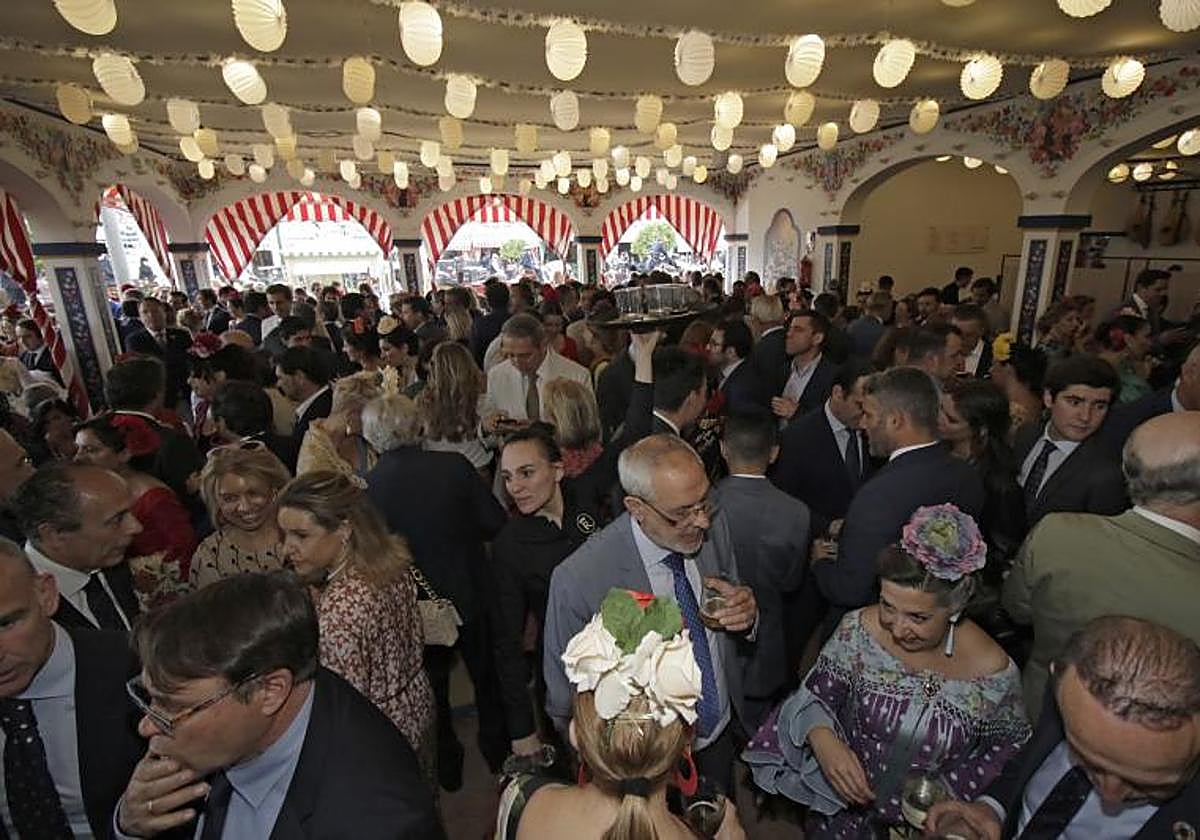 Interior de una de las casetas públicas de la Feria de Abril