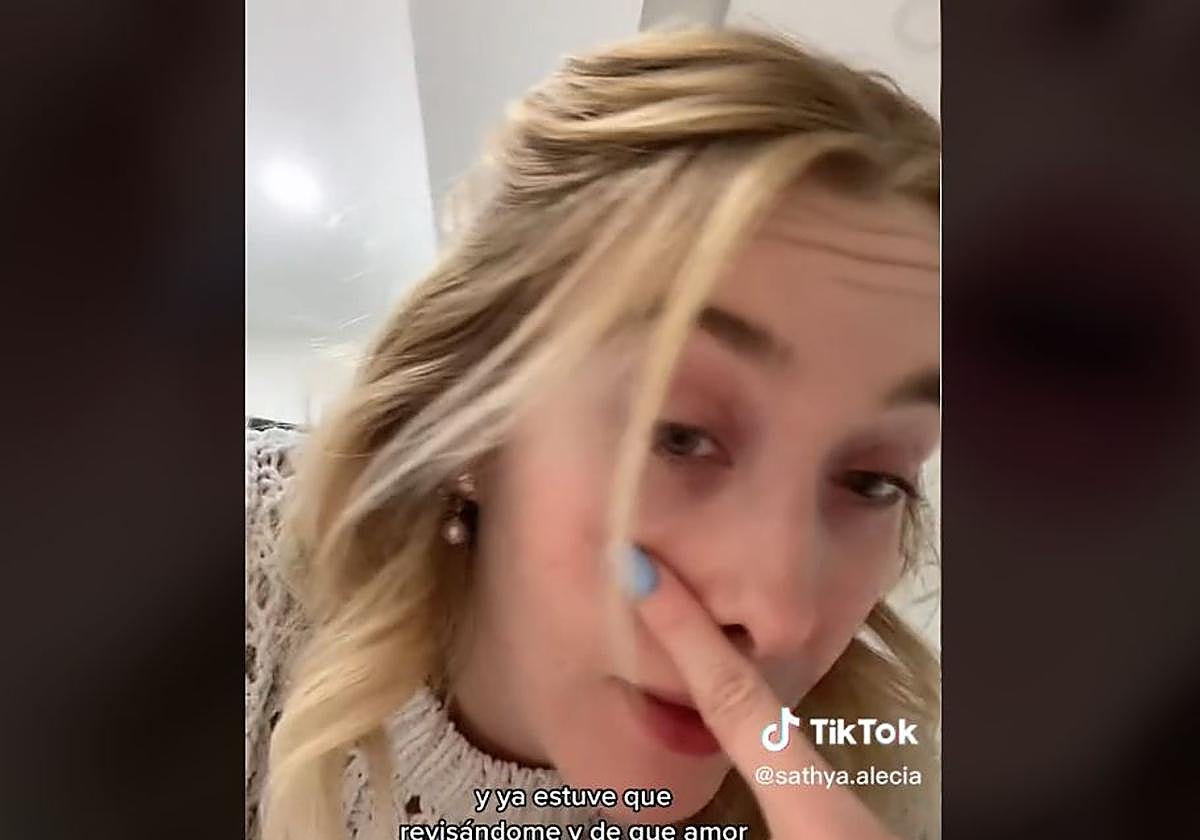 La tiktoker Sathya Alecia explicando su problema