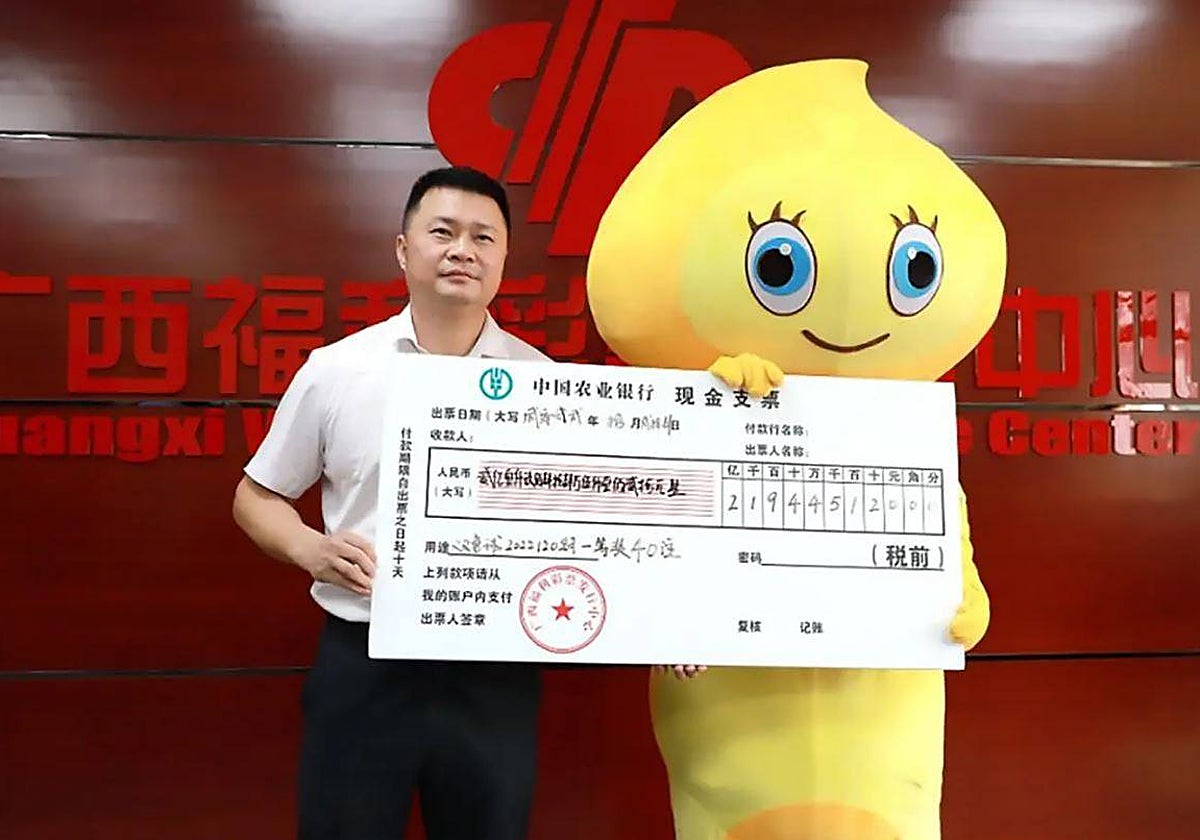 El afortunado, disfrazado, en el momento en que le entregaron el premio