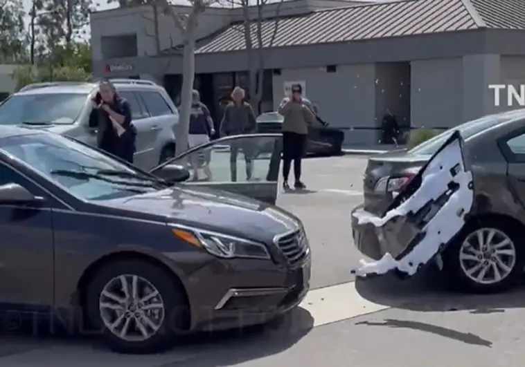 Una mujer trata de robar el coche a una anciana, lo estrella contra varios vehículos y los testigos terminan arrestándola