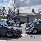 Una mujer trata de robar el coche a una anciana, lo estrella contra varios vehículos y los testigos terminan arrestándola