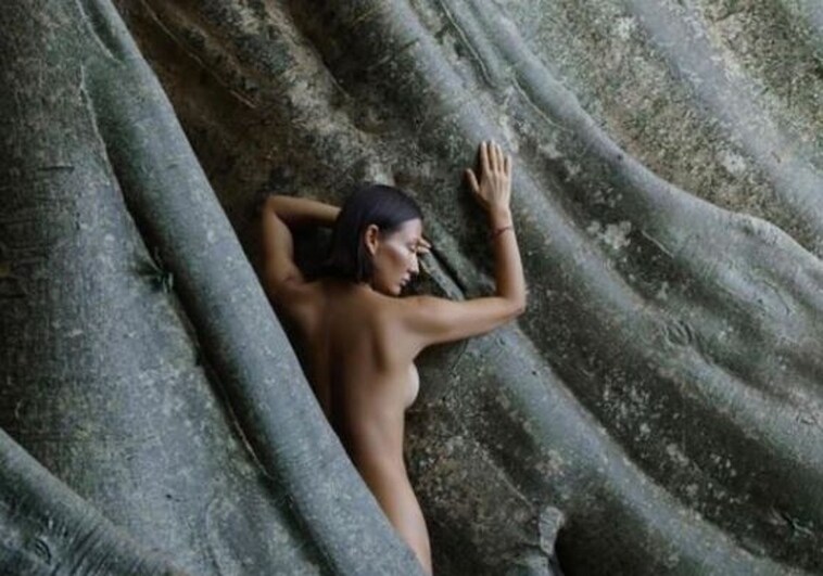Una influencer es arrestada en Bali por publicar una foto desnuda abrazando un árbol sagrado de 700 años