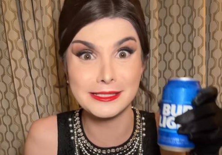 Disparan contra latas de cerveza para protestar por la campaña de una marca  con una influencer' trans