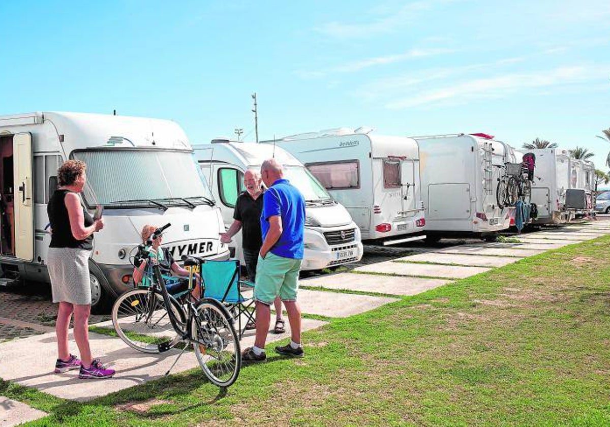 Imagen de archivo de autocaravanas cerca de una playa