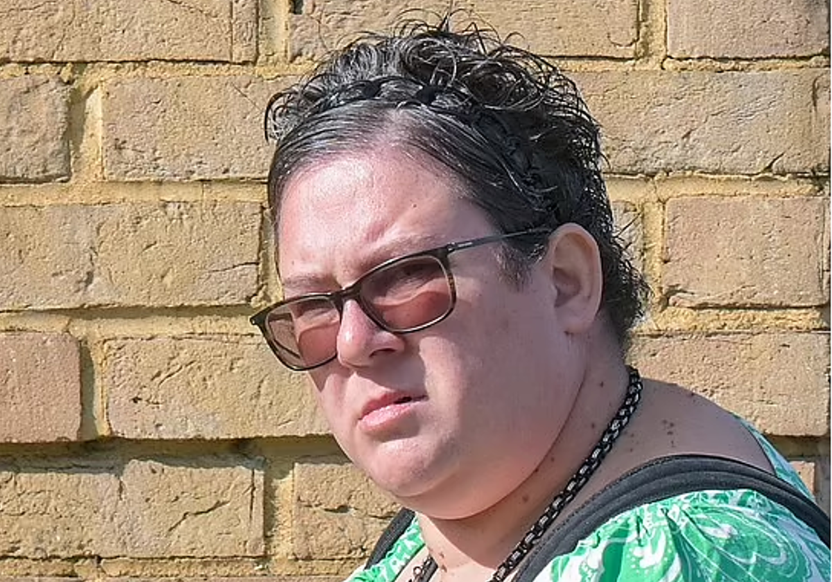 Fotografía de Blade SIlvano en las afueras del Tribunal de Cambridge