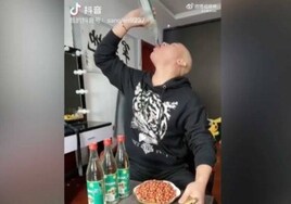 Muere un 'influencer' tras retransmitir en directo como se bebía botellas de licor chino como castigo por perder un reto