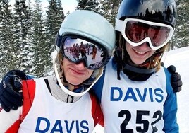 Un padre protesta por la aplastante victoria de una atleta transgénero en una competición de esquí: «No es justo»