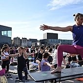 Yoga con cerveza, la curiosa práctica deportiva que triunfa en Dinamarca: «No podía ser mejor»