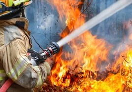 El polémico método de provocar un incendio para frenar otro de mayor intensidad utilizado por los bomberos de Canadá