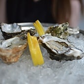 Un hombre de 54 años muere al infectarse con una bacteria carnívora tras comer ostras crudas