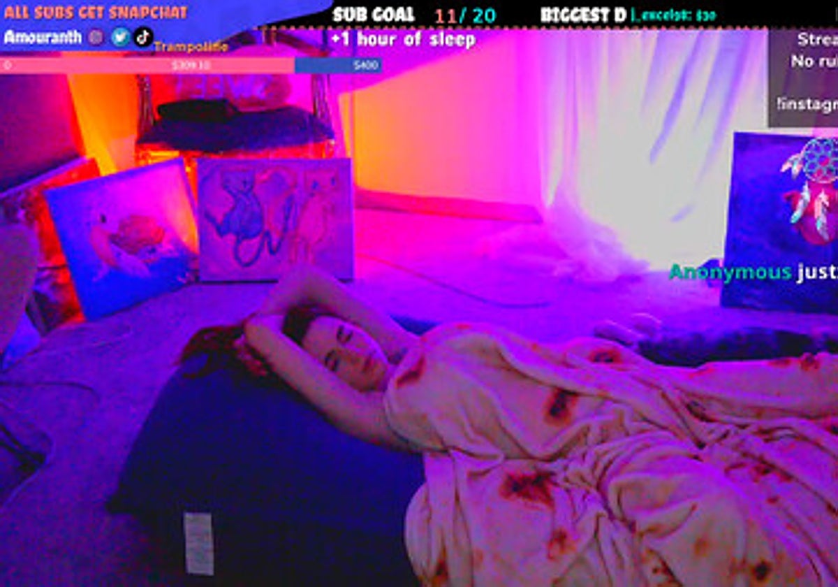 Amouranth durmiendo en una de sus retranmisiones