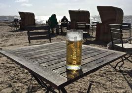 El truco infalible para enfriar la cerveza en 5 minutos cuando estás en la playa o la piscina