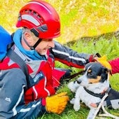 El emotivo rescate de un perro tras caerse desde una de las cataratas más altas de Reino Unido