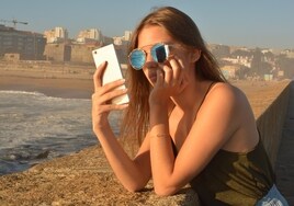 Los mejores trucos para ver la pantalla del móvil con nitidez en la playa y en la piscina