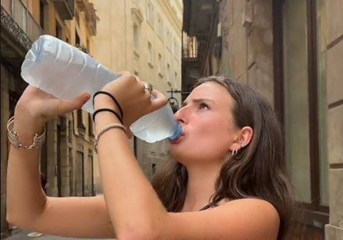 Una de las jóvenes que aparece bebiendo agua en el vídeo
