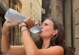 Unas turistas ven difícil conseguir agua para beber en España: «aprovecha cuando encuentres»