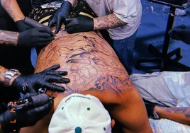 Kyrgios sorprende con su último tatuaje: toda la espalda de 'Pokémon' en el estudio de un afamado murciano