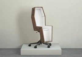 Una silla-ataúd de oficina, el indispensable en tu puesto de trabajo según un portal sobre diseño