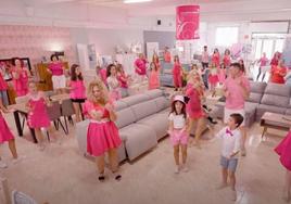La tienda de muebles de un pueblo de 2.400 habitantes de Albacete que ha reventado las redes con su versión de Barbie: «Es 'fantastic'»