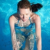 Un sanitario avisa de las peligrosas consecuencias de darse un baño después de tomar el sol