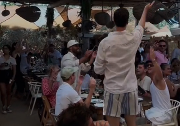 Muestra una «típica cena» en España y las reacciones no se hacen esperar: «Eso lo enseñan en los colegios»