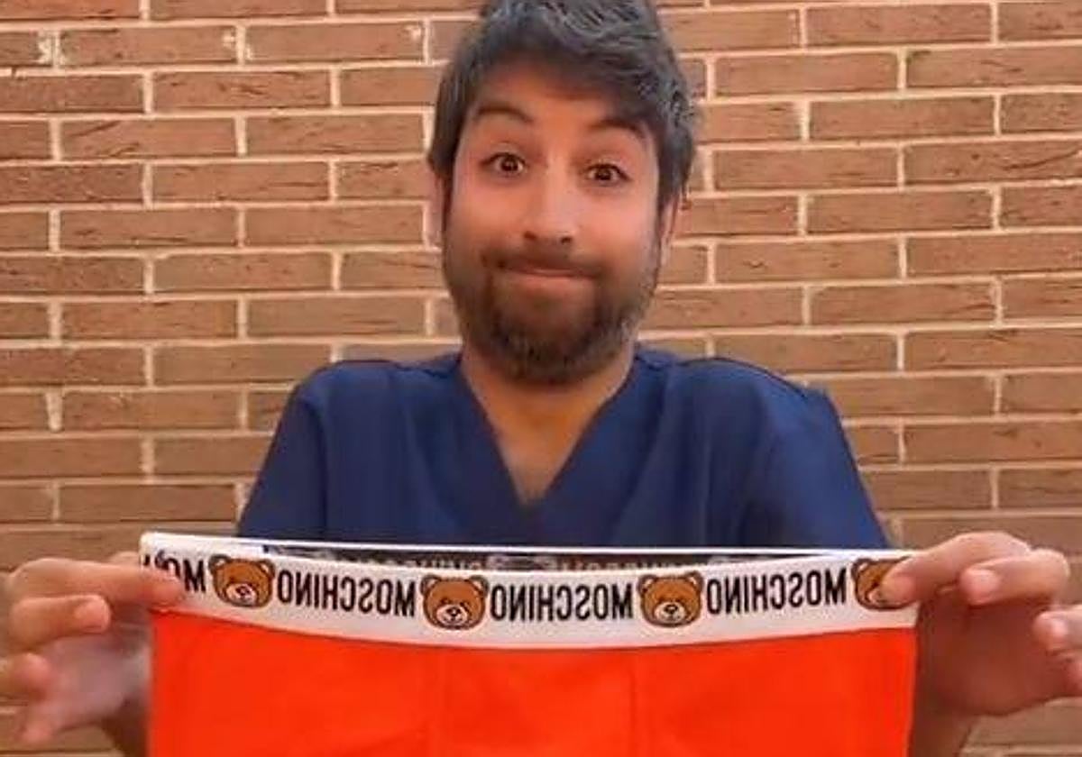 El célebre farmacéutico de TikTok en el vídeo