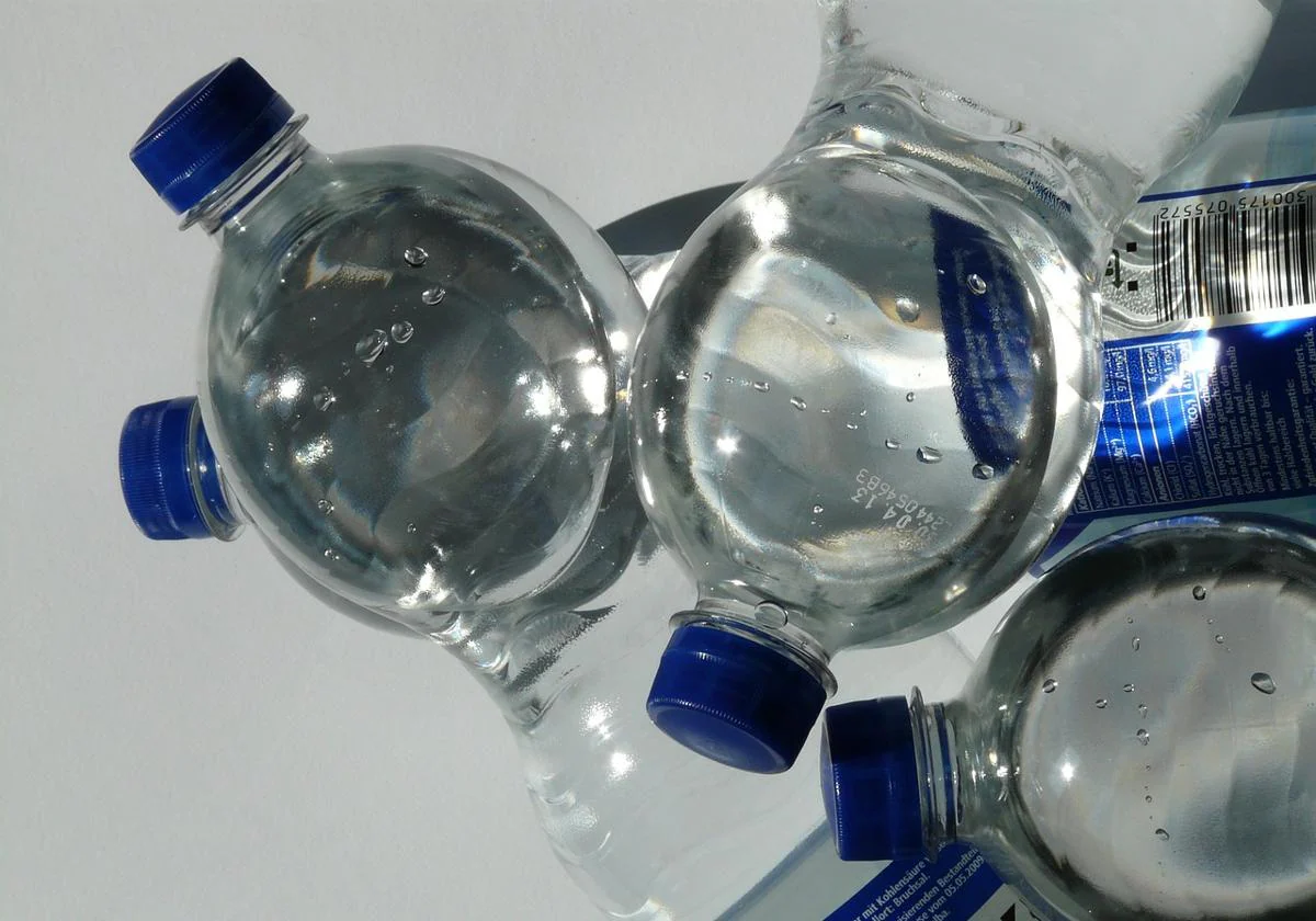 Por qué no deberías reutilizar las botellas de plástico