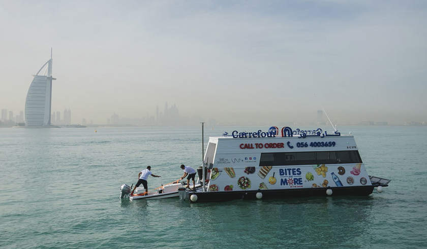 Se va de vacaciones y se encuentra un Carrefour flotante en medio del mar