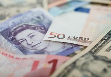 Utiliza el correo de su mujer fallecida para estafar más de 580.000 euros y lo gasta en pagar sus lujos