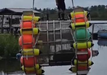 Detenido al intentar cruzar el Atlántico en una espedie de rueda de hámster para humanos