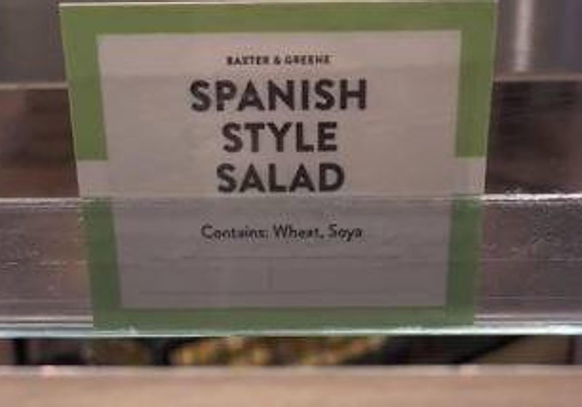 'Ensalada al estilo español', se lee en el bufé