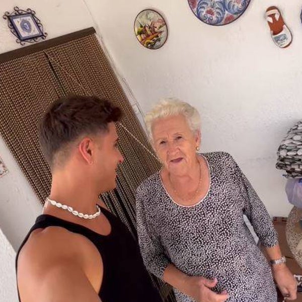 La emoción de una abuela al ir de plan sorpresa con su nieto: «Mañana cuando se lo diga a Lola...:»